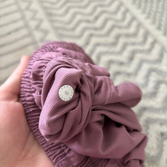 Lululemon Hotty Hot Short Magenta Size 4 - Picture 3 of 3